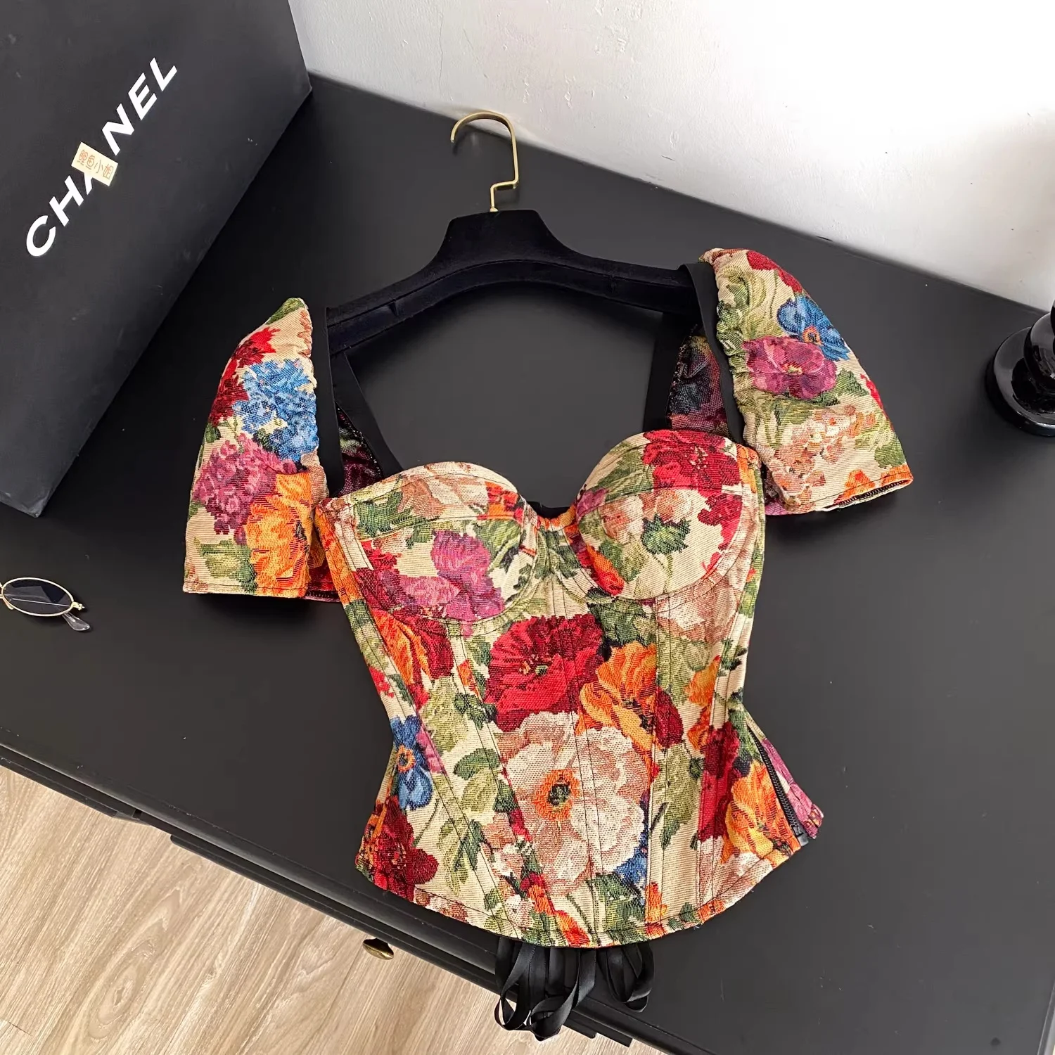 Женский винтажный топ с цветочным принтом Clothland, съемные рукава, блузка без рукавов на шнуровке, ретро-топы Mujer DA639
Женский винтажный топ с цветочным принтом Clothland, съемные рукава, блузка без рукавов на шнуровке, ретро-топы Mujer DA639