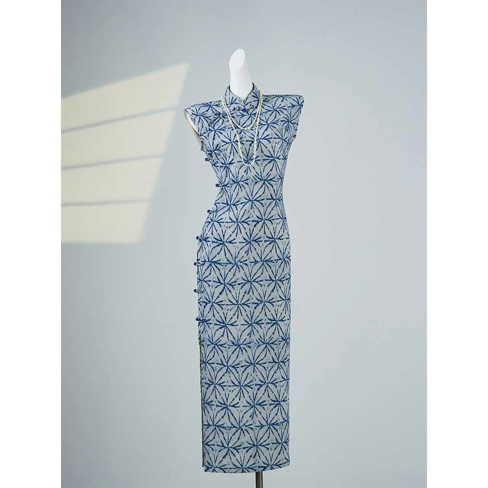 Daily Blue Ancient Qipao, Simple Literary Retro Style, 2025 Young Slim Versatile Elegant Cheongsam Dress Woman
Daily Blue Ancient Qipao, Simple Literary Retro Style, 2025 Young Slim Versatile Elegant Cheongsam Dress Woman