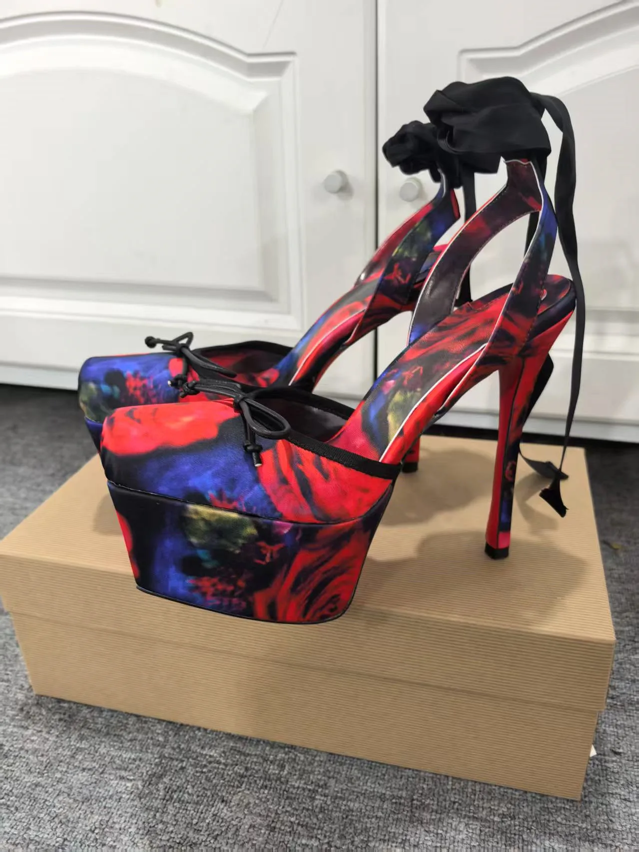Summer Red Rose Printed Silk Satin Ankle Strap Sandals Women Super High Heels Ankle Strap Sandals Ladies Platform Dress Shoes
Summer Red Rose Printed Silk Satin Ankle Strap Sandals Women Super High Heels Ankle Strap Sandals Ladies Platform Dress Shoes