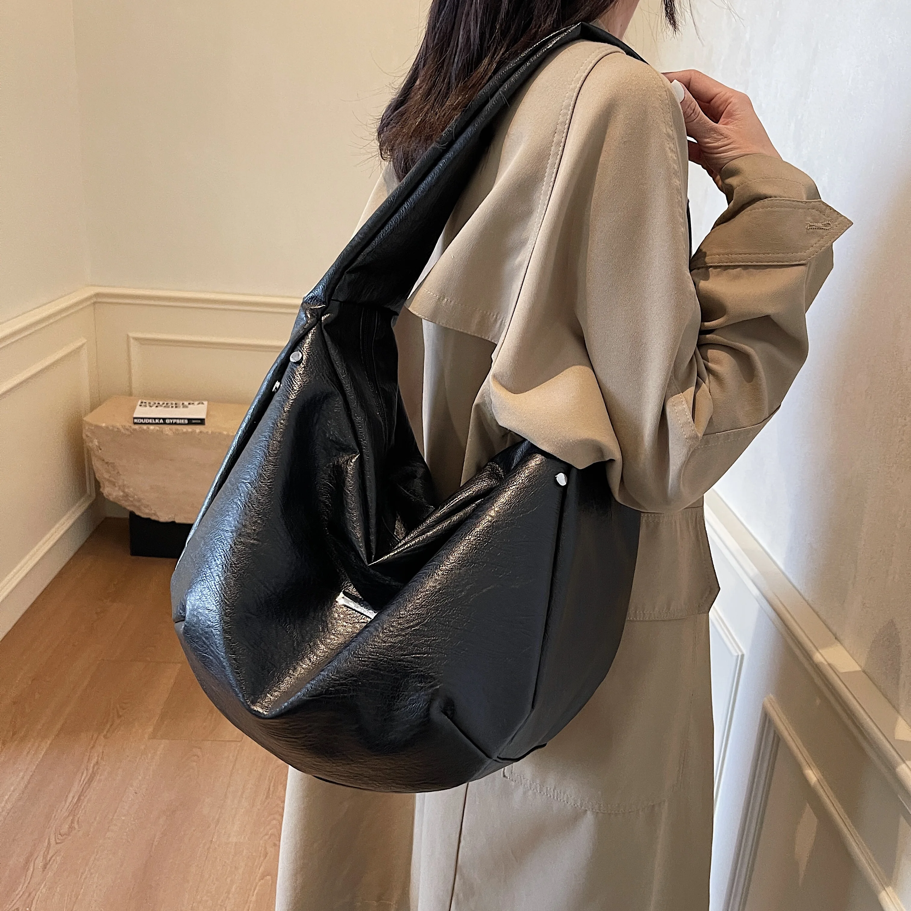 Women Crescent Shoulder Bag PU Leather Vintage Crossbody Bag Large Capacity Half Moon Tote Bag Ladies Daily Bag Solid Packages
Women Crescent Shoulder Bag PU Leather Vintage Crossbody Bag Large Capacity Half Moon Tote Bag Ladies Daily Bag Solid Packages