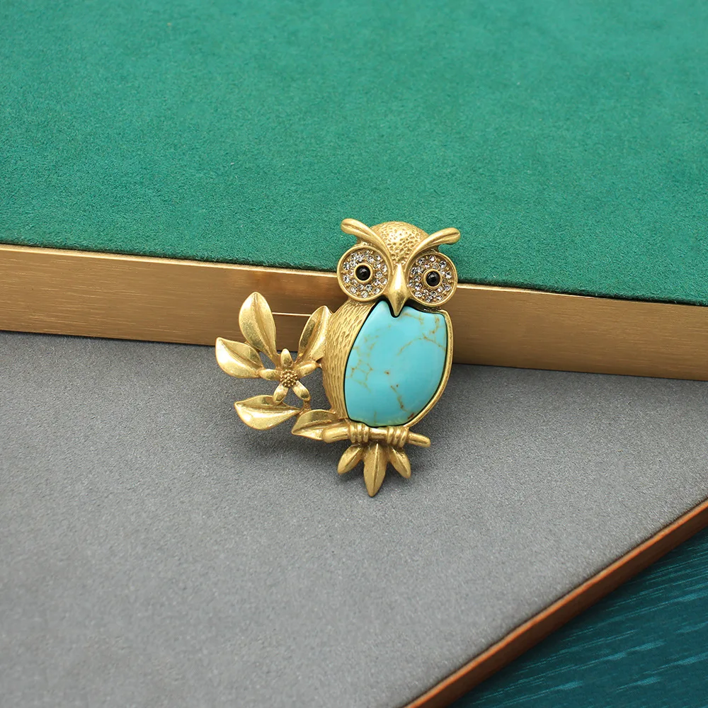 Vintage-inspired Artistic Brooch: Gold-plated Copper Owl with Hand-set Turquoise
Vintage-inspired Artistic Brooch: Gold-plated Copper Owl with Hand-set Turquoise