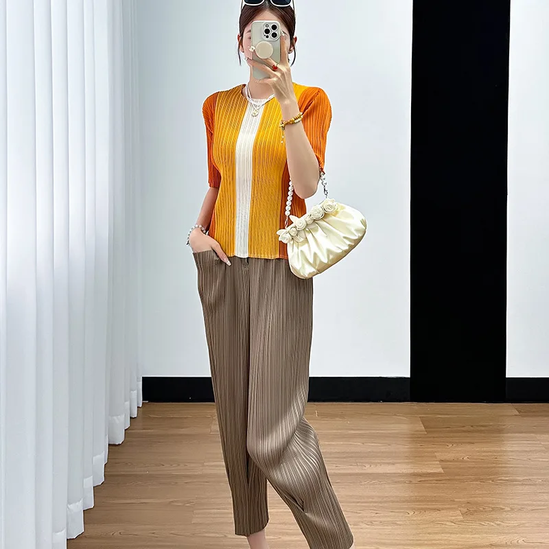 Hundreds Temperament Short-sleeved Top Pleated Straight Nine-minute Pants Two-piece Miyake 2025 Summer New Women's Suit ALSEY
Hundreds Temperament Short-sleeved Top Pleated Straight Nine-minute Pants Two-piece Miyake 2025 Summer New Women's Suit ALSEY