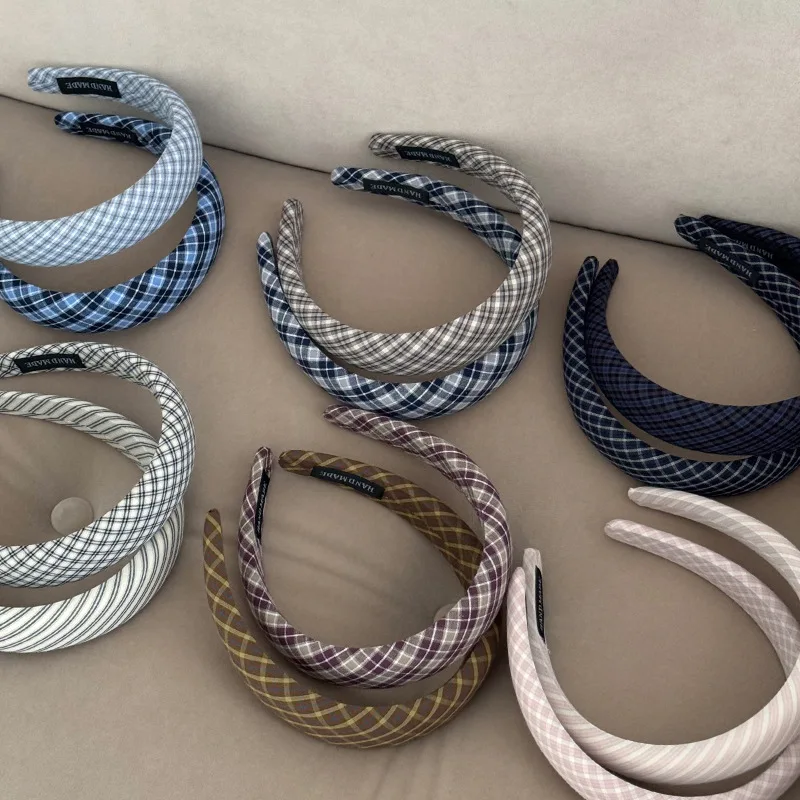 Корейская клетчатая широкая повязка на голову, новинка 2023 года, аксессуары для женщин и девочек, резинка для волос, корейский макияж, обруч, модный винтажный костюм
Корейская клетчатая широкая повязка на голову, новинка 2023 года, аксессуары для женщин и девочек, резинка для волос, корейский макияж, обруч, модный винтажный костюм