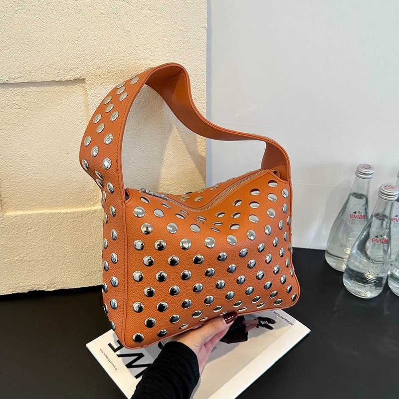 Designer Studded Shoulder Bag Rivet Bucket Handbag 2025 New Women Metal Underarm Bag Brown Black Designer Shopper Armpit Purse
Designer Studded Shoulder Bag Rivet Bucket Handbag 2025 New Women Metal Underarm Bag Brown Black Designer Shopper Armpit Purse