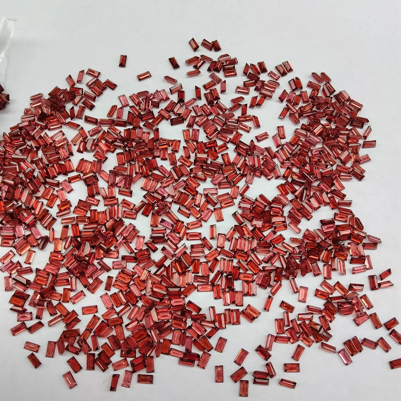 20шт A 2X4-4X8MM прямоугольной огранки натуральный красный гранат драгоценный камень
20шт A 2X4-4X8MM прямоугольной огранки натуральный красный гранат драгоценный камень