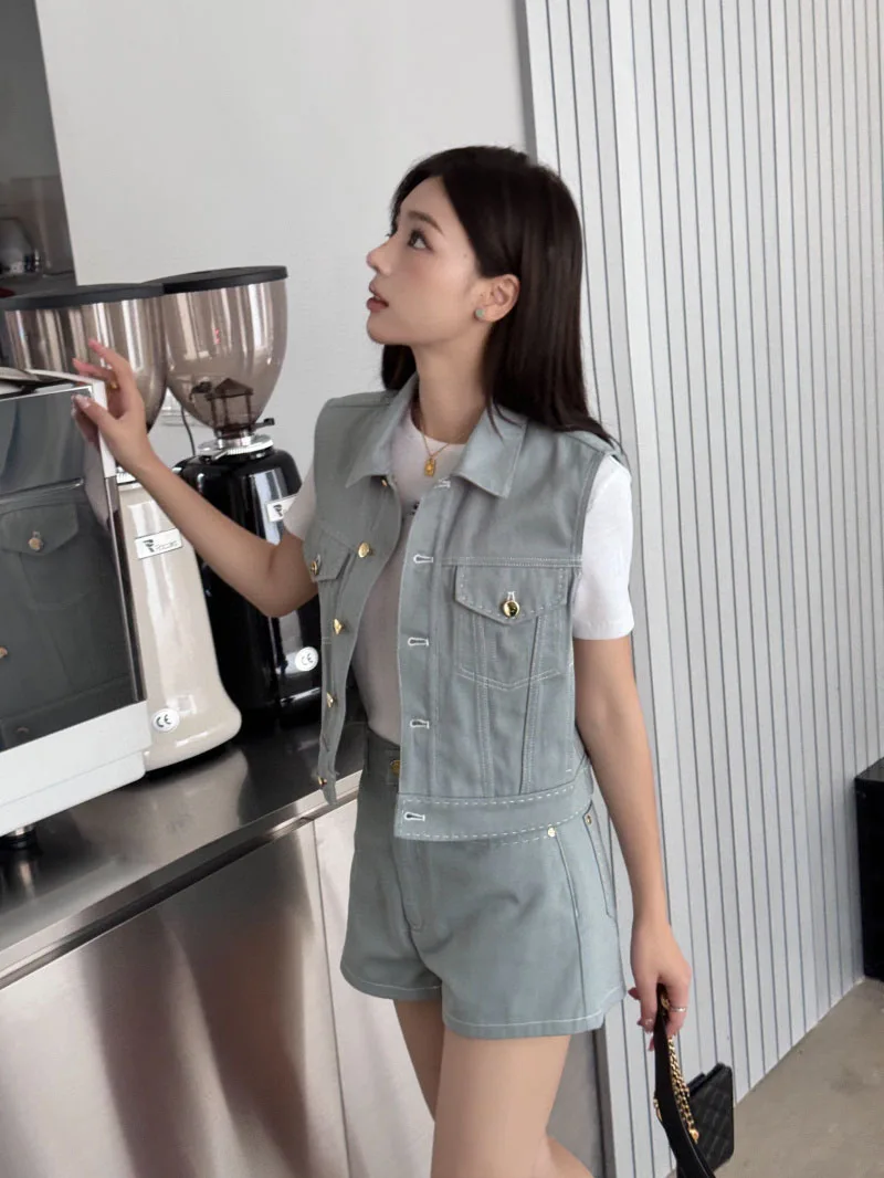 Retro and fashionable denim vest with exposed line design, flip collar button contrasting color women's short jacket
Retro and fashionable denim vest with exposed line design, flip collar button contrasting color women's short jacket