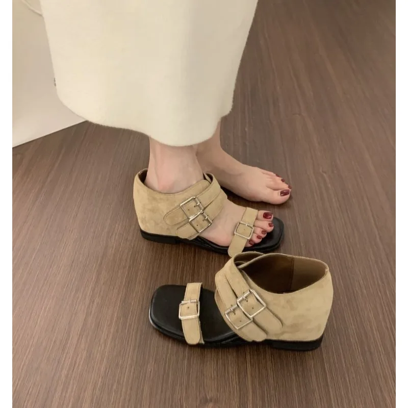 Retro Casual Sandals for Women,New Style in 2026, for Office Wear, with Belt Buckle Design,Height-enhancing Feature,Unique Style
Retro Casual Sandals for Women,New Style in 2026, for Office Wear, with Belt Buckle Design,Height-enhancing Feature,Unique Style