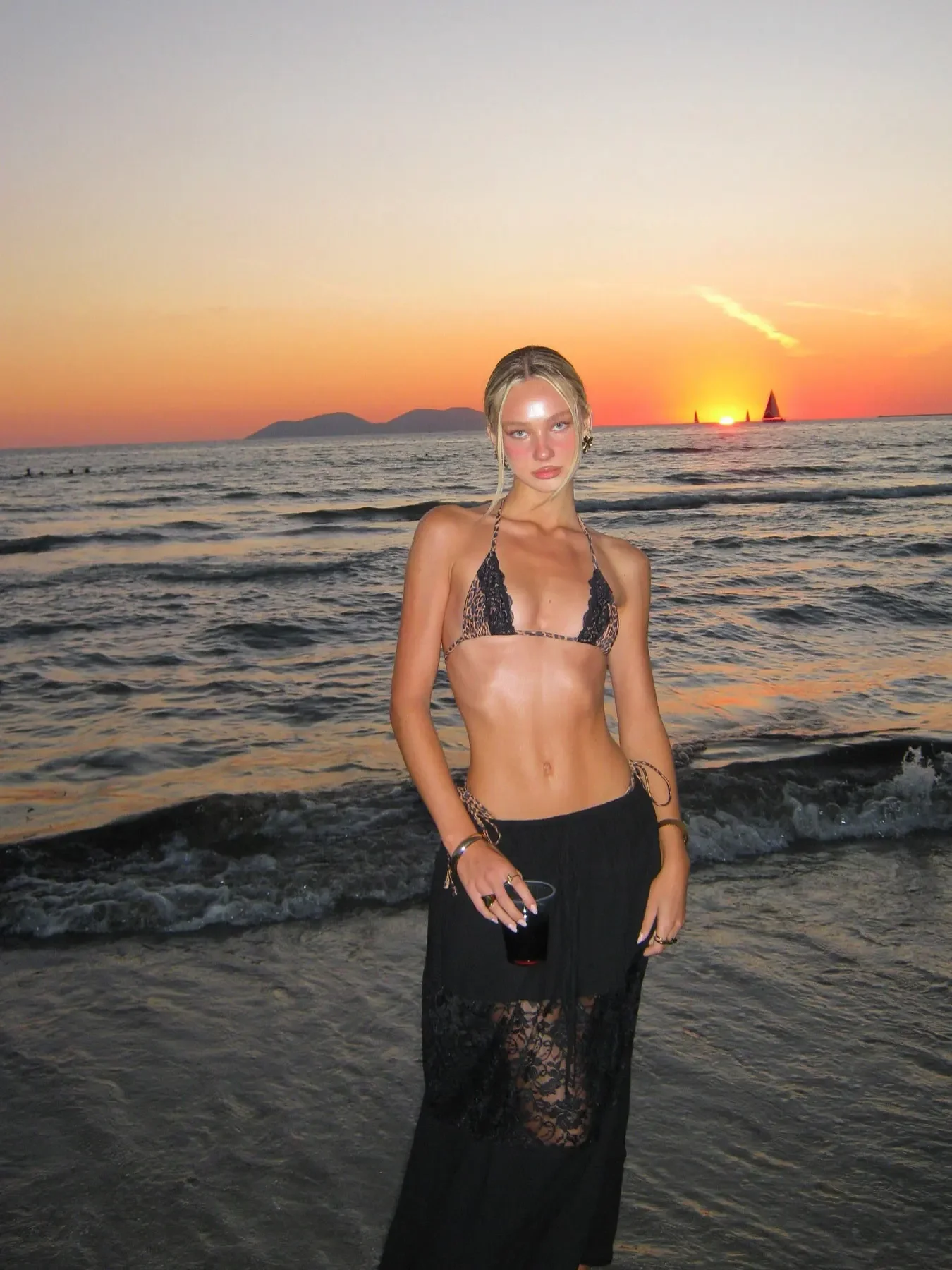 2025 Sexy Black Lace Bikini Set with Lace Detail and Matching Long Skirt, Perfect for Sunset Beach Parties and Poolside Events
2025 Sexy Black Lace Bikini Set with Lace Detail and Matching Long Skirt, Perfect for Sunset Beach Parties and Poolside Events
