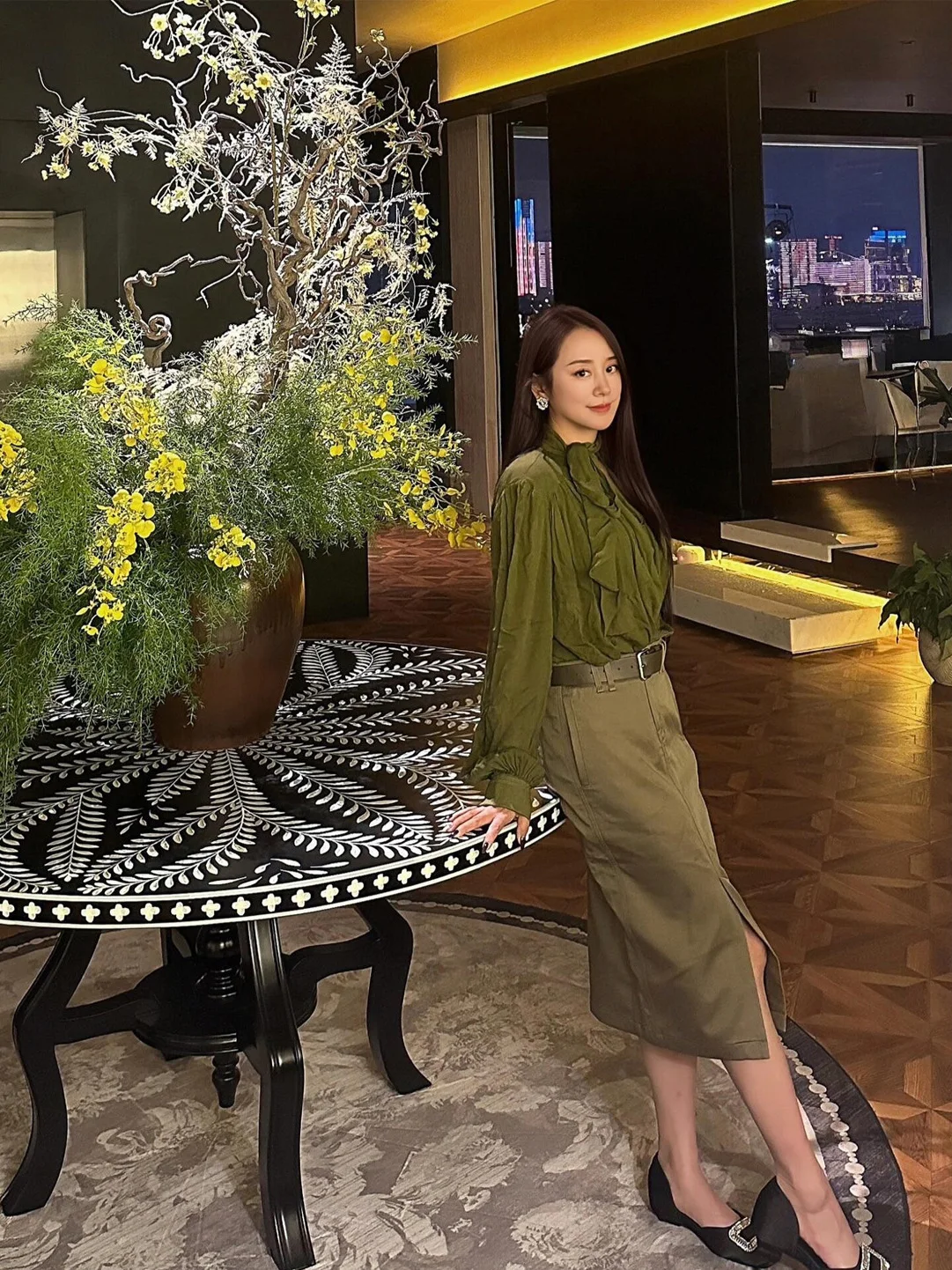 Olive Green Shirt Top Women's Fashion Set with Khaki Skirt High Waist Straight Cut Commute Style Spring New Arrival
Olive Green Shirt Top Women's Fashion Set with Khaki Skirt High Waist Straight Cut Commute Style Spring New Arrival