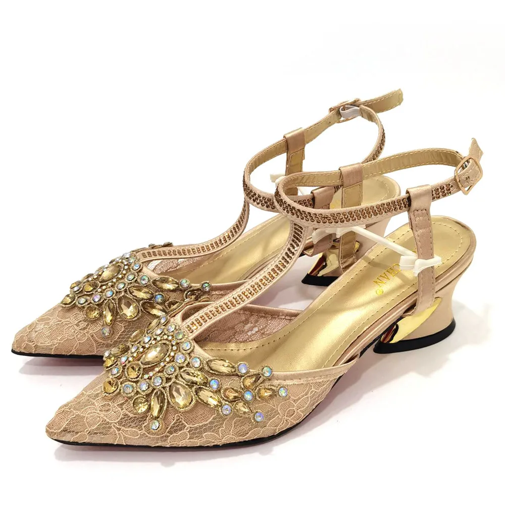 2025 Italian Hollow out Design Nigerian Lastest Special Narrow Band And Cross-Tied Style Women Shoes in Gold Color for Party
2025 Italian Hollow out Design Nigerian Lastest Special Narrow Band And Cross-Tied Style Women Shoes in Gold Color for Party