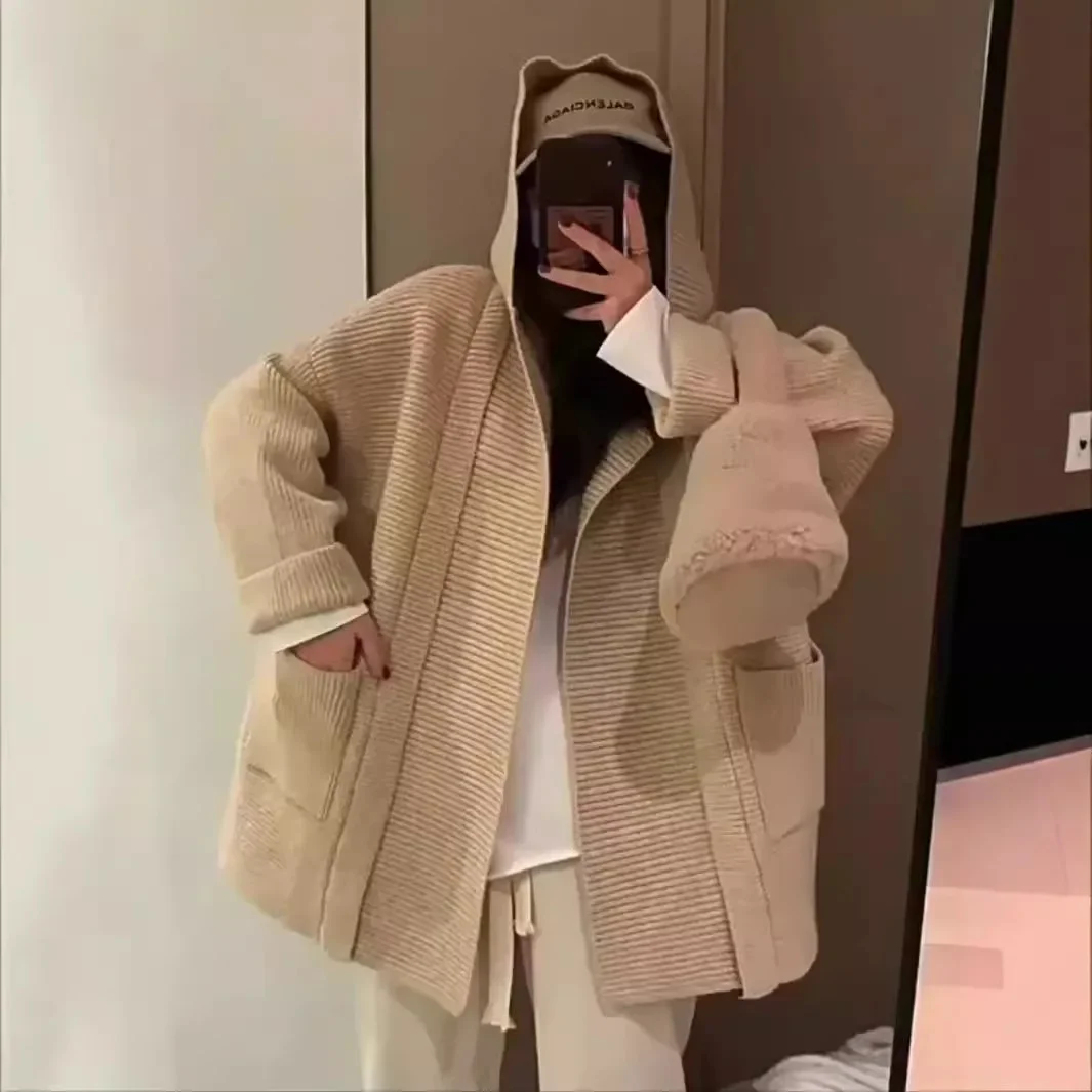 SuperAen European and American Style Knitted Cardigan Coats Women's Autumn and Winter New Design Loose Thickened Sweater Coats
SuperAen European and American Style Knitted Cardigan Coats Women's Autumn and Winter New Design Loose Thickened Sweater Coats