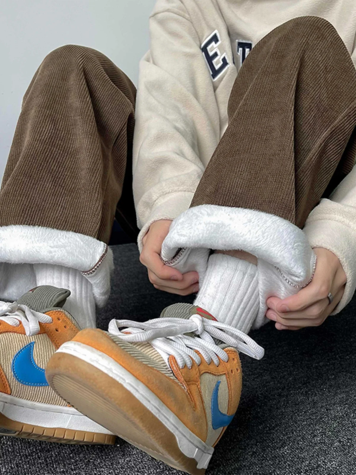 Мужские повседневные брюки Thiened Fce, осенне-зимние, модные, брендовые, в стиле INS, вельветовые, прямые, длинные, для молодежи, тяжелые, стильные
Мужские повседневные брюки Thiened Fce, осенне-зимние, модные, брендовые, в стиле INS, вельветовые, прямые, длинные, для молодежи, тяжелые, стильные