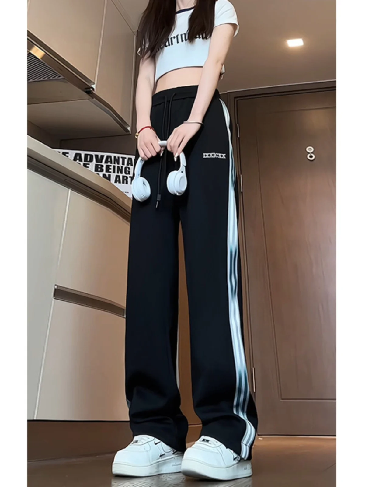 Модные повседневные брюки для подростков, осенние спортивные штаны в полоску, американские ретро-брюки прямого кроя, стильные молодежные брюки для отдыха
Модные повседневные брюки для подростков, осенние спортивные штаны в полоску, американские ретро-брюки прямого кроя, стильные молодежные брюки для отдыха