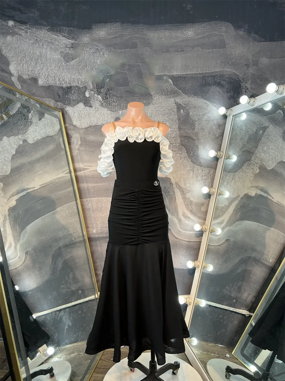 Practice Long Clothes dress suit Flamenco Skirt Sling Waltz dress high quality Sleeveless Flower Decoration Dance
Practice Long Clothes dress suit Flamenco Skirt Sling Waltz dress high quality Sleeveless Flower Decoration Dance