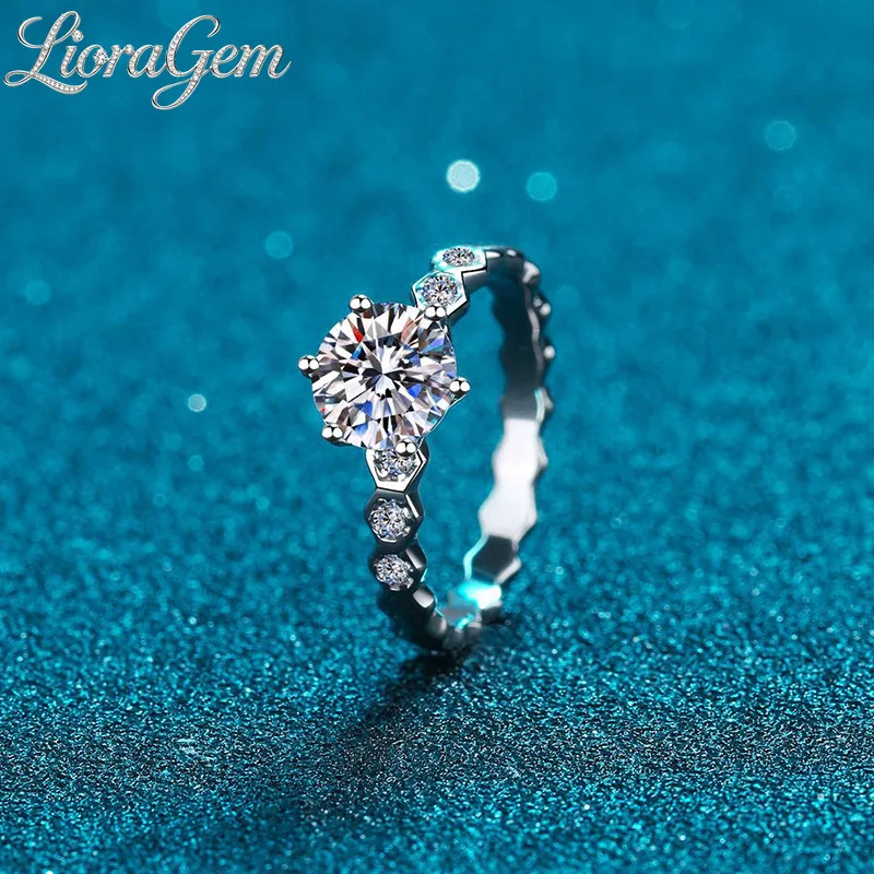 LioraGem Classic 1-carat Moissanite Diamond Ring for Women, Honeycomb Simple Fashion Style Banquet Ring Platinum PT950 Stamp
LioraGem Classic 1-carat Moissanite Diamond Ring for Women, Honeycomb Simple Fashion Style Banquet Ring Platinum PT950 Stamp