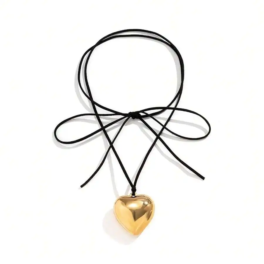 Ожерелье-чокер с золотым кулоном в форме сердца и регулируемым черным шнурком
Ожерелье-чокер с золотым кулоном в форме сердца и регулируемым черным шнурком