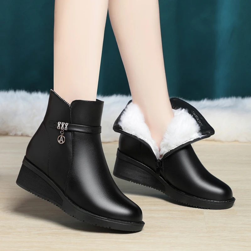 AIYUQI Women's Winter Wedge Boots 2025 New Large Size Wool Warm Short Boots Non-slip Moms' Snow Boots
AIYUQI Women's Winter Wedge Boots 2025 New Large Size Wool Warm Short Boots Non-slip Moms' Snow Boots