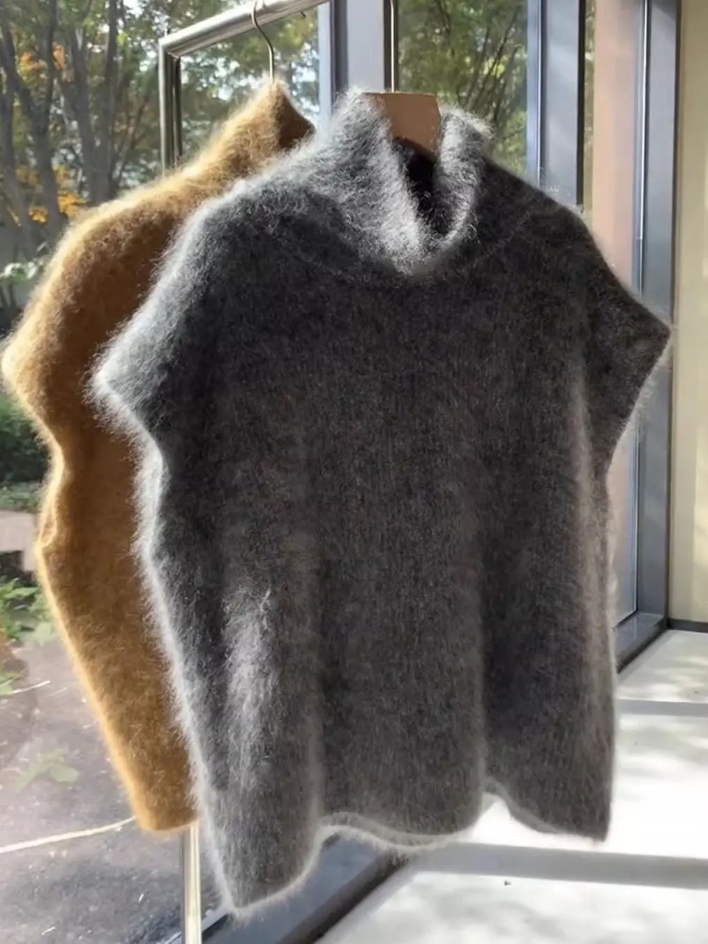 Gray Thickened High Collar Sleeveless Knitted Vest Women's Winter Outerwear Cute Shoulder Top Korean Style Loose Fit Warmth
Gray Thickened High Collar Sleeveless Knitted Vest Women's Winter Outerwear Cute Shoulder Top Korean Style Loose Fit Warmth