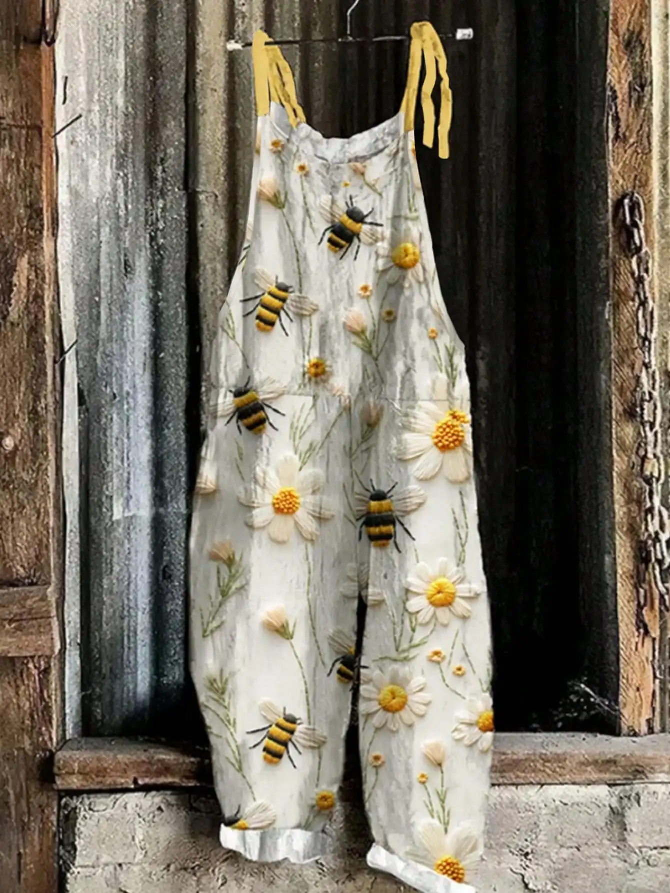 Women's Oversized Floral Bee Embroidered Jumpsuit with Adjustable Straps
Women's Oversized Floral Bee Embroidered Jumpsuit with Adjustable Straps