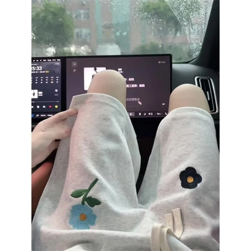 Белые спортивные шорты с цветочной вышивкой, длиной до колена, повседневные, универсальные, тонкие, в американском уличном стиле, для подростков
Белые спортивные шорты с цветочной вышивкой, длиной до колена, повседневные, универсальные, тонкие, в американском уличном стиле, для подростков