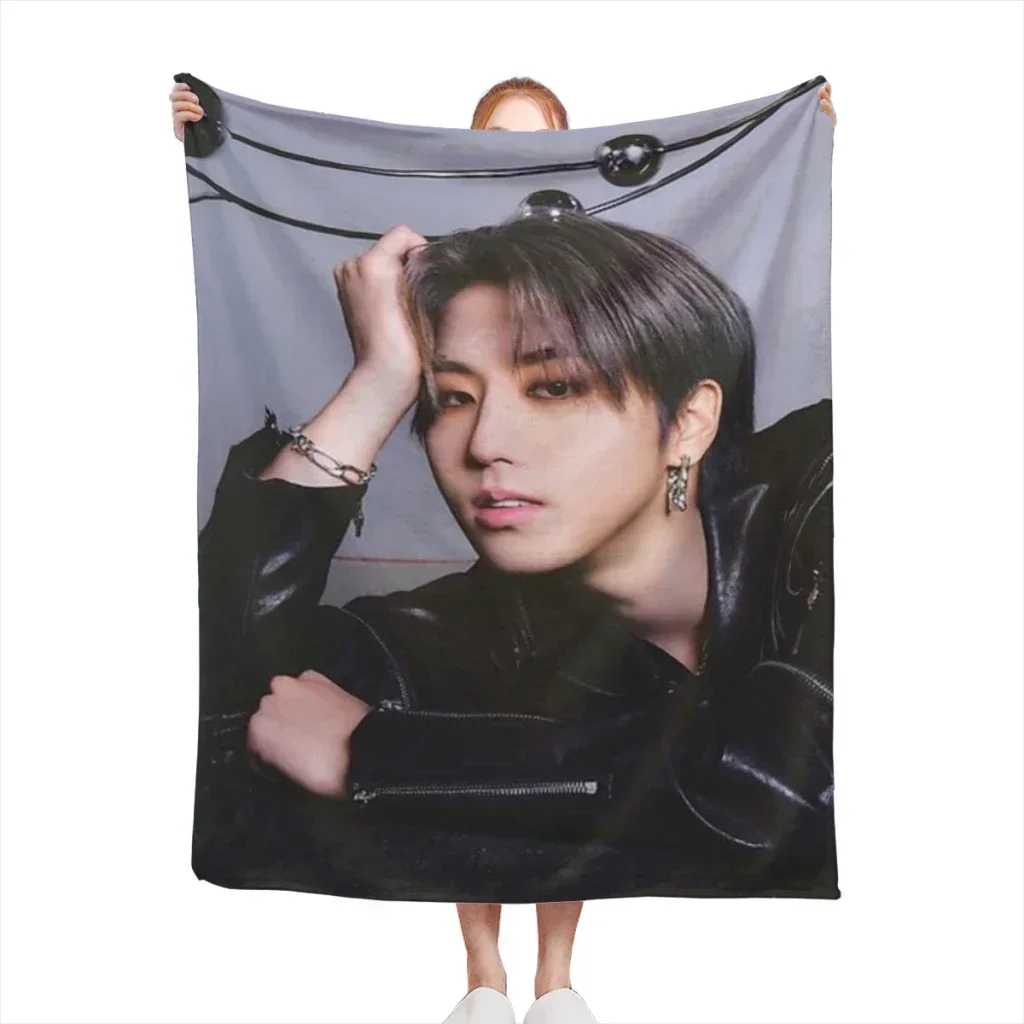 Плюшевый плед в стиле KPOP Stray Kids, фланелевое покрывало для дивана, кровати, домашнего декора, модный текстиль
Плюшевый плед в стиле KPOP Stray Kids, фланелевое покрывало для дивана, кровати, домашнего декора, модный текстиль