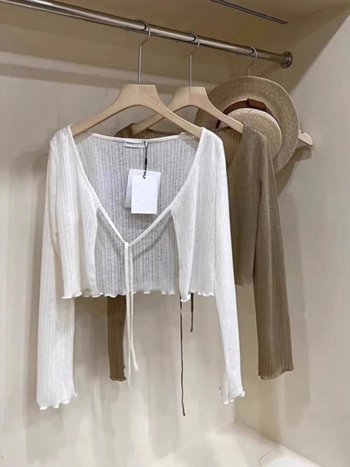 Ice Silk Knitted Light Weight Cardigan Women's Summer Shawl Sun Protection Style Top with Strap Dresses Outer Cover
Ice Silk Knitted Light Weight Cardigan Women's Summer Shawl Sun Protection Style Top with Strap Dresses Outer Cover