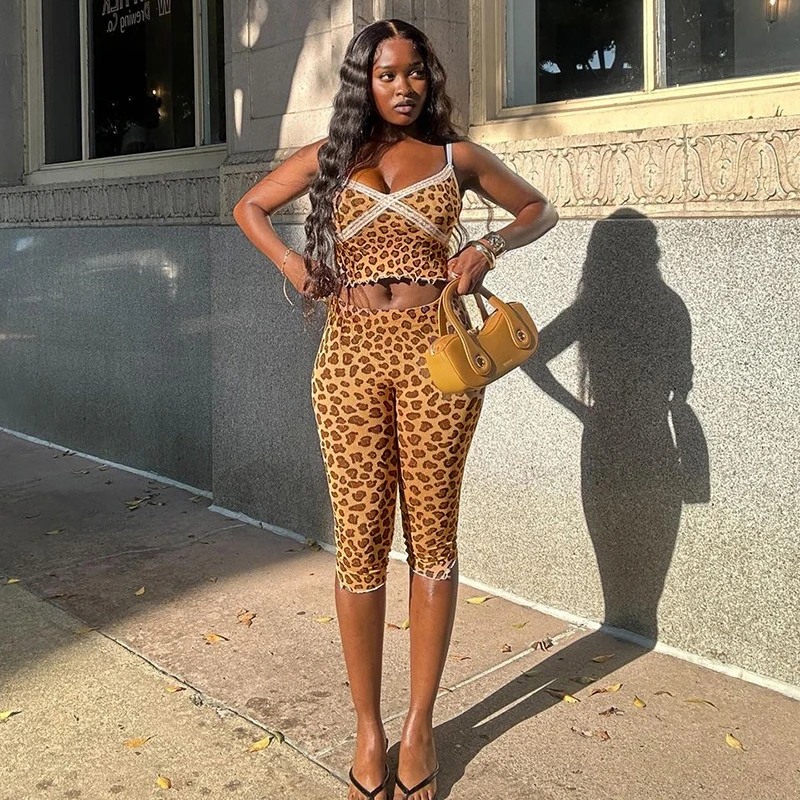 CUTENOVA женский кружевной топ с леопардовым принтом в стиле пэчворк, топ на бретельках с волнистыми краями + эластичные брюки с низкой талией, повседневный комплект, уличная одежда
CUTENOVA женский кружевной топ с леопардовым принтом в стиле пэчворк, топ на бретельках с волнистыми краями + эластичные брюки с низкой талией, повседневный комплект, уличная одежда