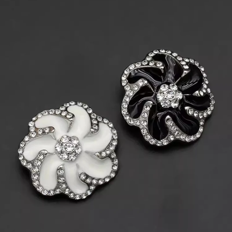 1pcs Luxury Retro Metal Sewing Buttons for Clothes Embellishment Coat Decor Diy Craft Supply Black White Needlework Accessories
1pcs Luxury Retro Metal Sewing Buttons for Clothes Embellishment Coat Decor Diy Craft Supply Black White Needlework Accessories