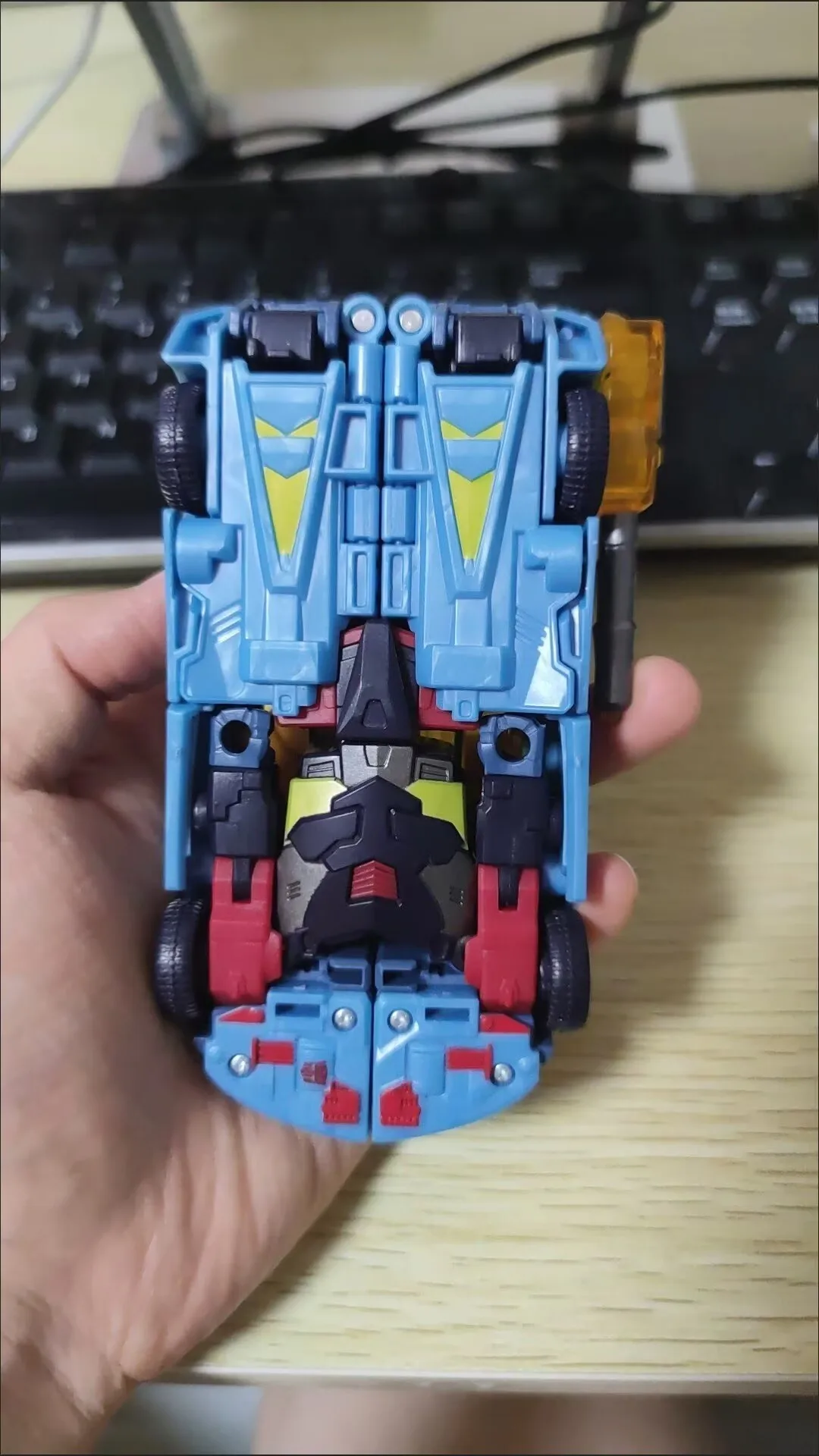 Takara Tomy Hasbro Deluxe Class Wheeljack Hot Shot Tiptop Silver Bolt Cosmos Cannonball Anime Action Figure Robot Toys
Takara Tomy Hasbro Deluxe Class Wheeljack Hot Shot Tiptop Silver Bolt Cosmos Cannonball Anime Action Figure Robot Toys