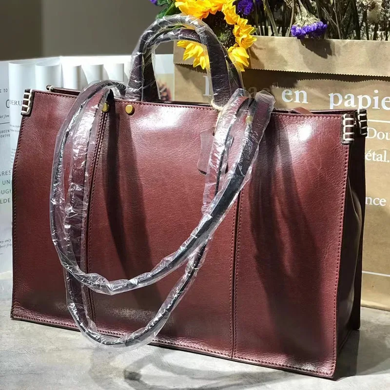 High Quality Vegetable Tanned Cowhide Horizontal Square Handbag European / American Fashion Single Shoulder Crossbody Bag Trendy
High Quality Vegetable Tanned Cowhide Horizontal Square Handbag European / American Fashion Single Shoulder Crossbody Bag Trendy
