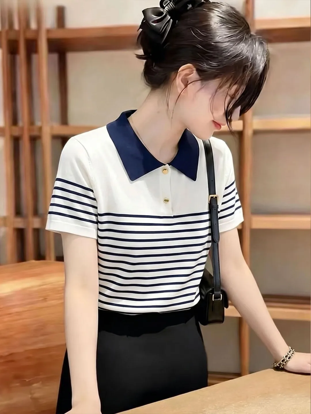 Fashionable Knitted Neck Short Sleeve Striped Color Block Design Commute Style Women's Silk Top Korean Straight Cut Fit
Fashionable Knitted Neck Short Sleeve Striped Color Block Design Commute Style Women's Silk Top Korean Straight Cut Fit