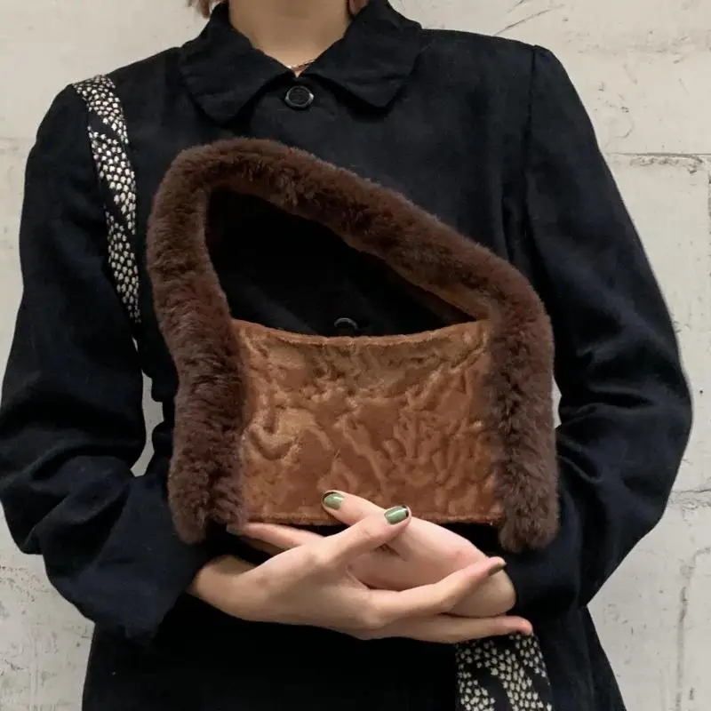 Autumn And Winter Fashion New High-quality Fur Handbag Simple And Casual Personalized Temperament Rabbit Fur Handle Shoulder Bag
Autumn And Winter Fashion New High-quality Fur Handbag Simple And Casual Personalized Temperament Rabbit Fur Handle Shoulder Bag