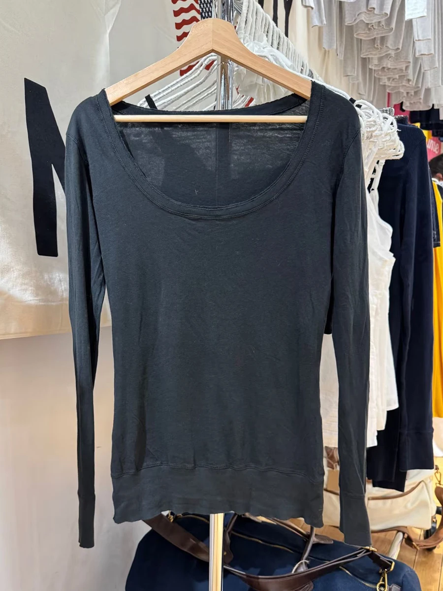 Черная простая женская футболка с длинным рукавом, весенняя, с круглым вырезом, из хлопка, облегающая, однотонная, повседневная, базовая, универсальная.
Черная простая женская футболка с длинным рукавом, весенняя, с круглым вырезом, из хлопка, облегающая, однотонная, повседневная, базовая, универсальная.