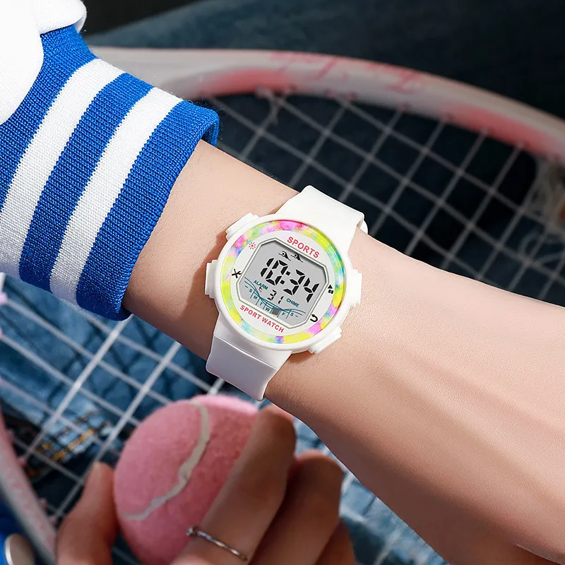 Электронные часы, модные и простые, многофункциональные спортивные часы для школьников, подростков и детей.
Электронные часы, модные и простые, многофункциональные спортивные часы для школьников, подростков и детей.