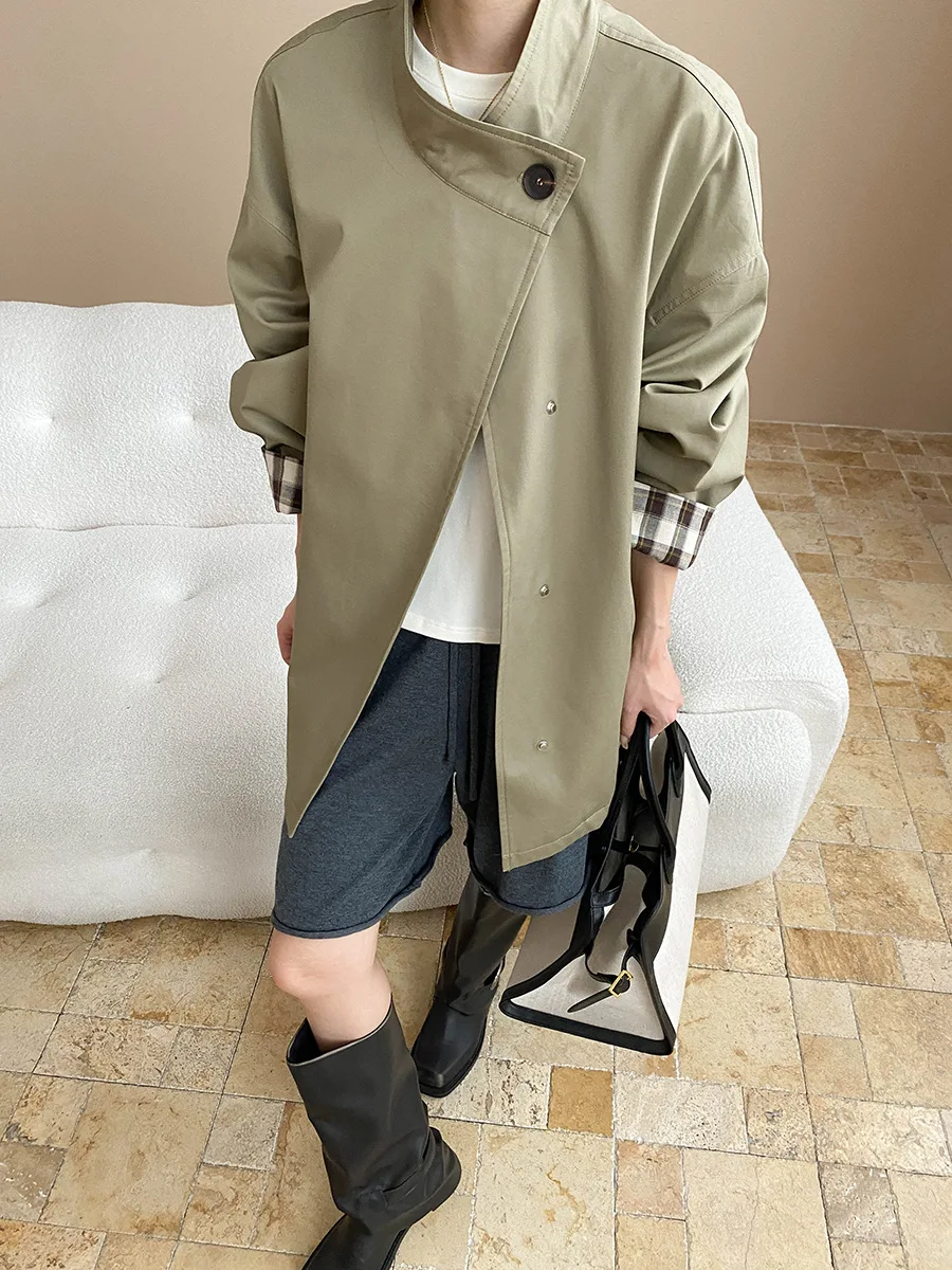 High end contrasting plaid sleeves, stand up collar, small silhouette windbreaker jacket
High end contrasting plaid sleeves, stand up collar, small silhouette windbreaker jacket