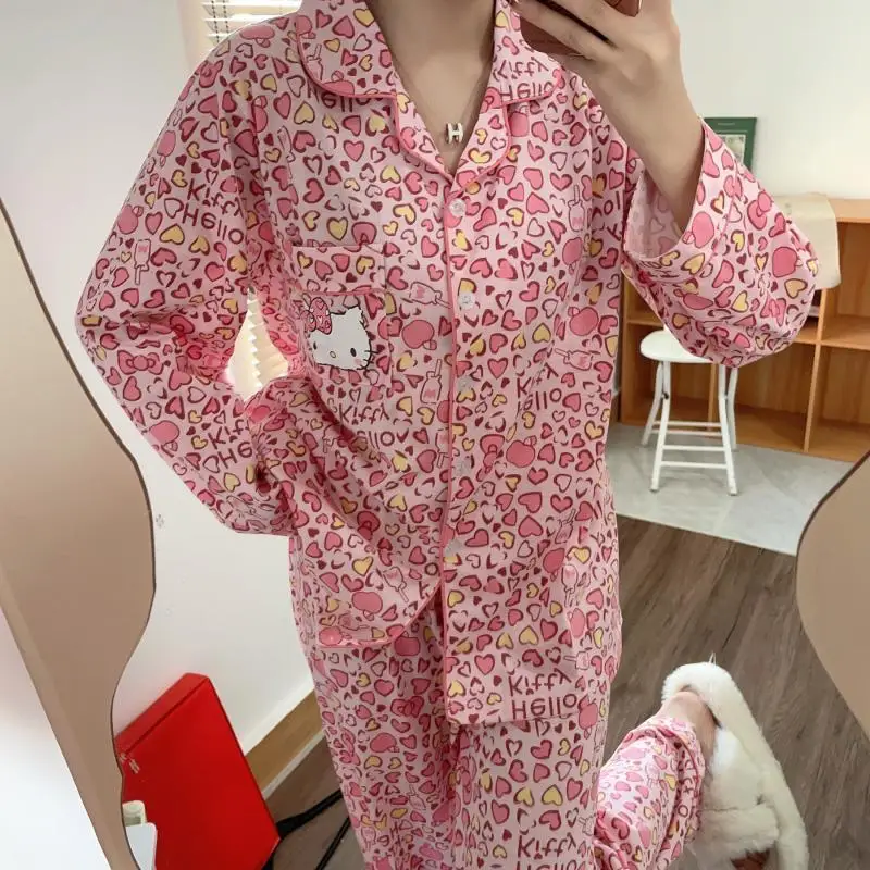 Sanrio Kuromi Girl Leisure Time Пижамный комплект с откидным воротником на весну и осень Kawaii Hello Kitty Модный кардиган с комиксами Одежда для отдыха
Sanrio Kuromi Girl Leisure Time Пижамный комплект с откидным воротником на весну и осень Kawaii Hello Kitty Модный кардиган с комиксами Одежда для отдыха