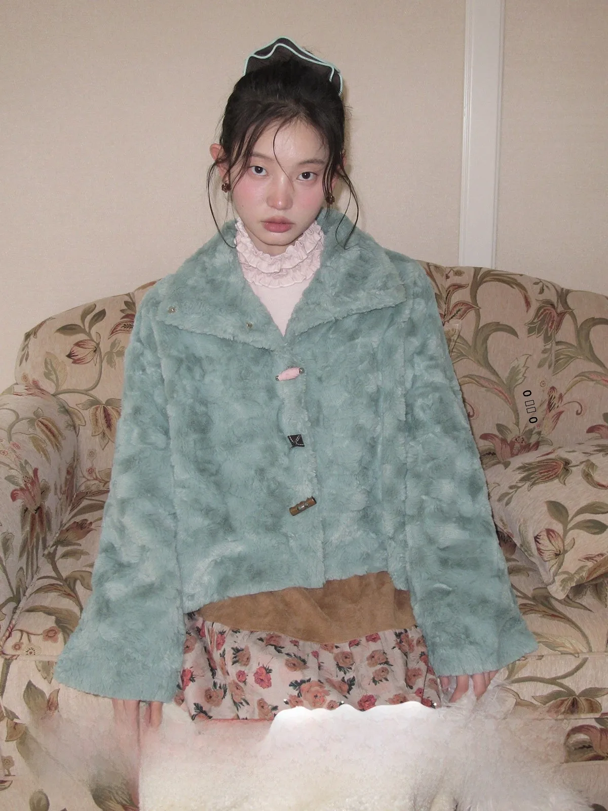 Модное женское зимнее теплое пальто с высоким воротником, универсальное пушистое пальто во французском стиле, короткое пальто
Модное женское зимнее теплое пальто с высоким воротником, универсальное пушистое пальто во французском стиле, короткое пальто