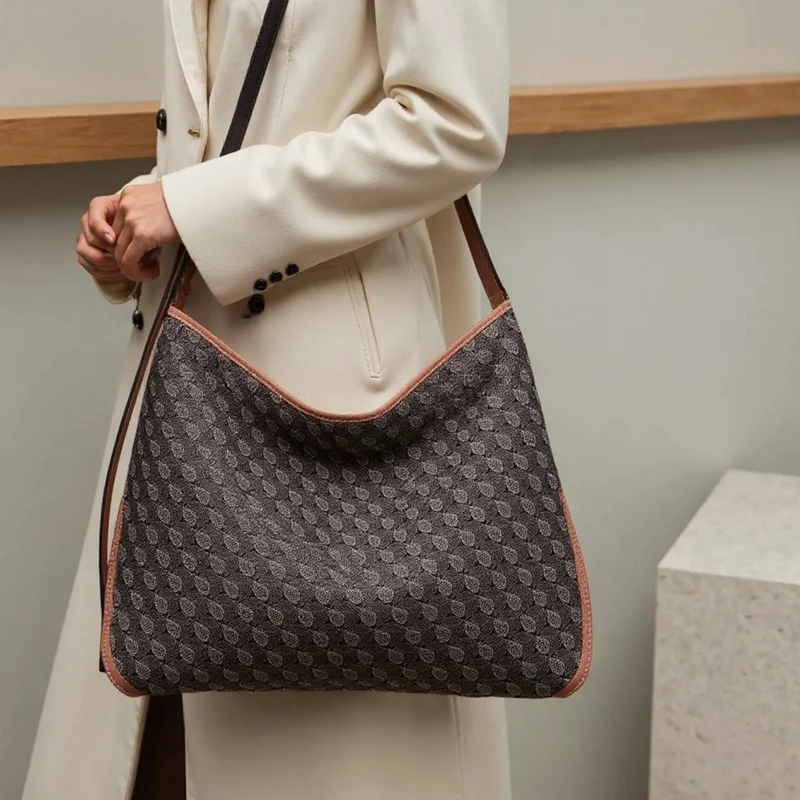 2025 Women's Shoulder Bag Fashion Hobo Bag Lucky Old Flower Handbag Large Capacity Commuting Versatile Crossbody Bag
2025 Women's Shoulder Bag Fashion Hobo Bag Lucky Old Flower Handbag Large Capacity Commuting Versatile Crossbody Bag