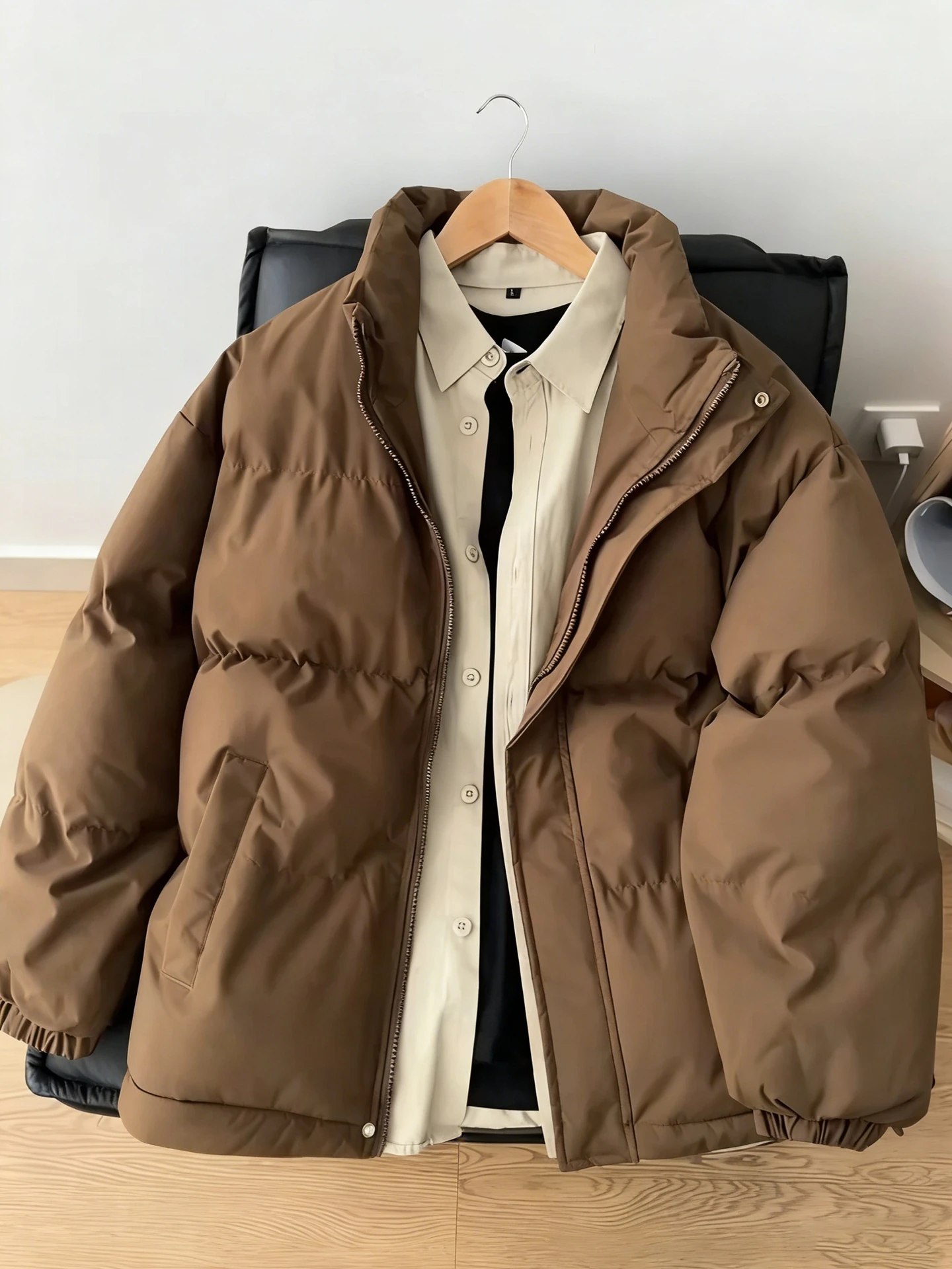 Зимняя хлопковая куртка Thiened для мужчин, теплая, с воротником-стойкой, ветрозащитная, молодежная, модная, из полиэфирного волокна, на молнии
Зимняя хлопковая куртка Thiened для мужчин, теплая, с воротником-стойкой, ветрозащитная, молодежная, модная, из полиэфирного волокна, на молнии