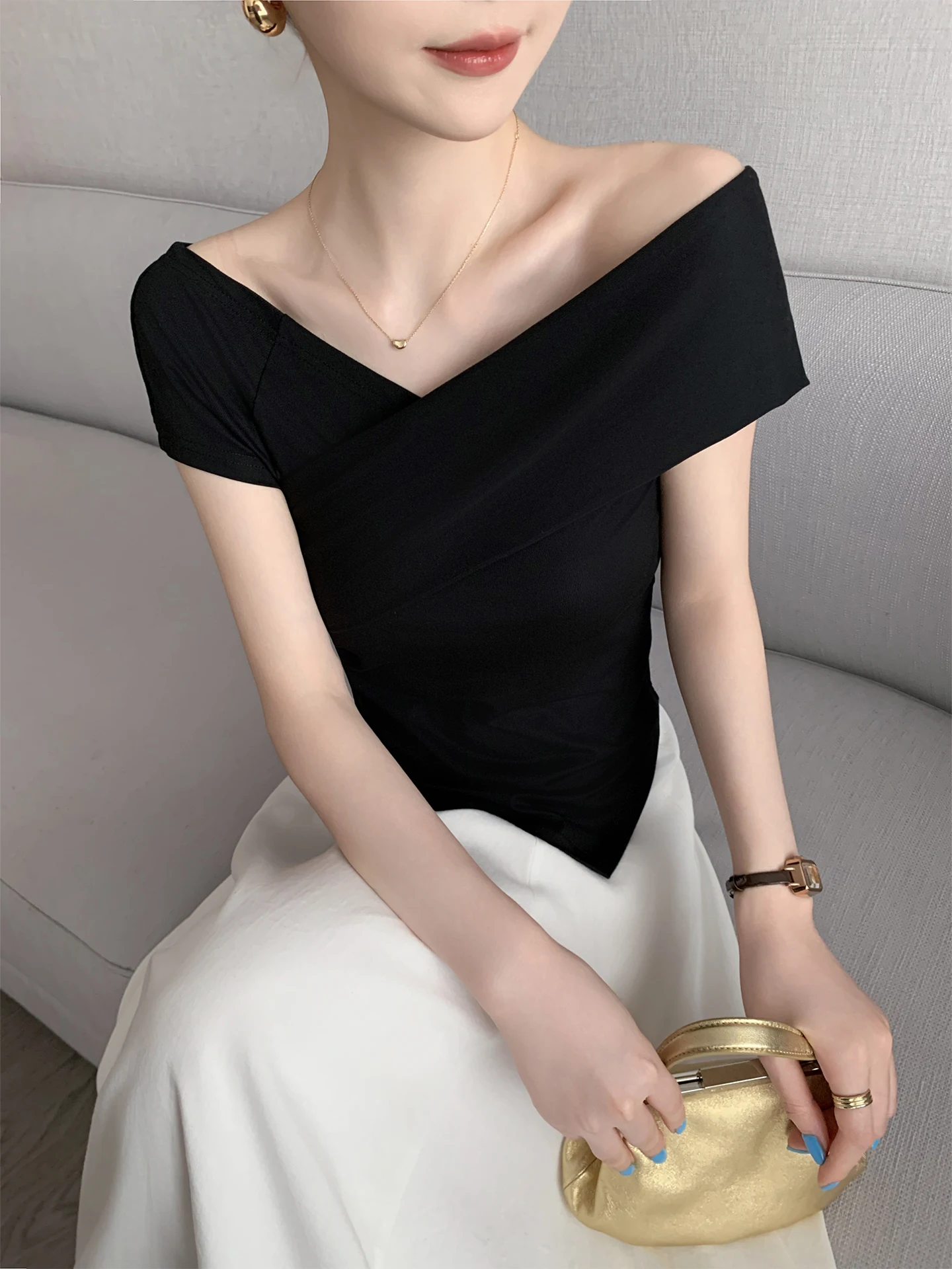 Женская модная футболка с открытыми плечами и коротким рукавом, с эффектом утончения талии, однотонная, для повседневной носки, новинка осени 2025
Женская модная футболка с открытыми плечами и коротким рукавом, с эффектом утончения талии, однотонная, для повседневной носки, новинка осени 2025