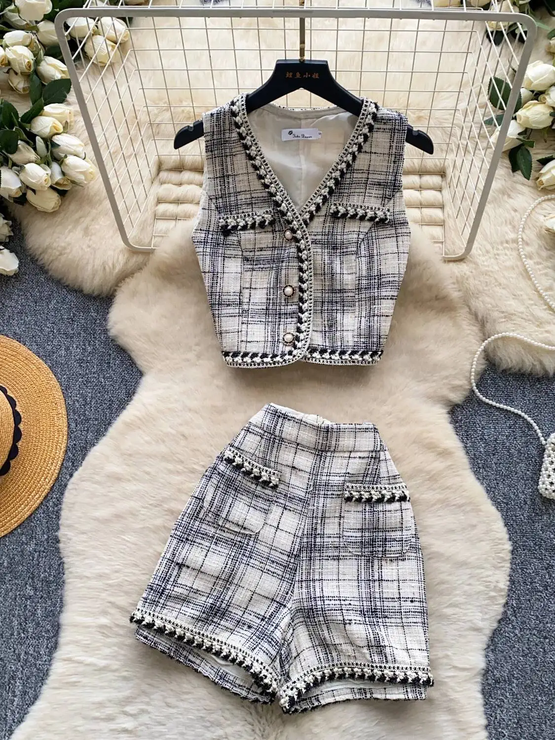 French Fashion Luxury Plaid Tweed Two Piece Sets For Women Vest Crops Tops + High Wasit Shorts Sets Sweet Lady Casual Suits
French Fashion Luxury Plaid Tweed Two Piece Sets For Women Vest Crops Tops + High Wasit Shorts Sets Sweet Lady Casual Suits