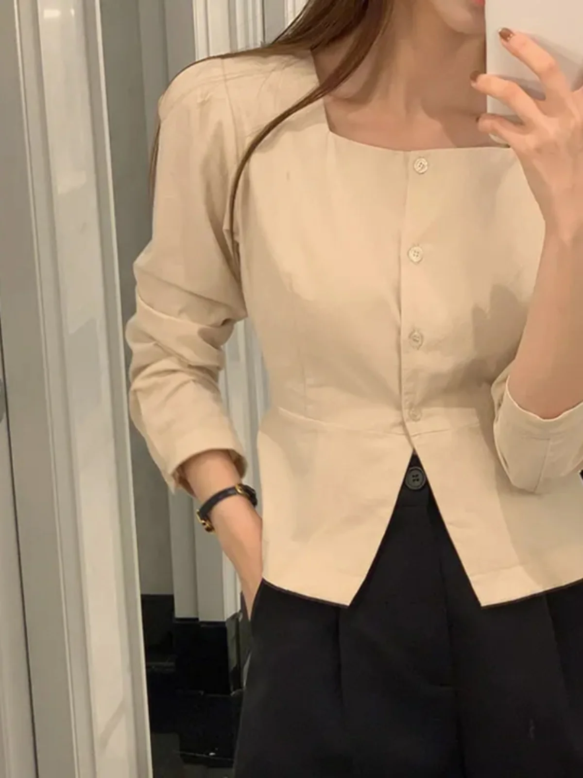 Retro Square Collar Single Button Women's irt Early Spring New Faion High-End Feeling Split Bot Ele ort Top
Retro Square Collar Single Button Women's irt Early Spring New Faion High-End Feeling Split Bot Ele ort Top