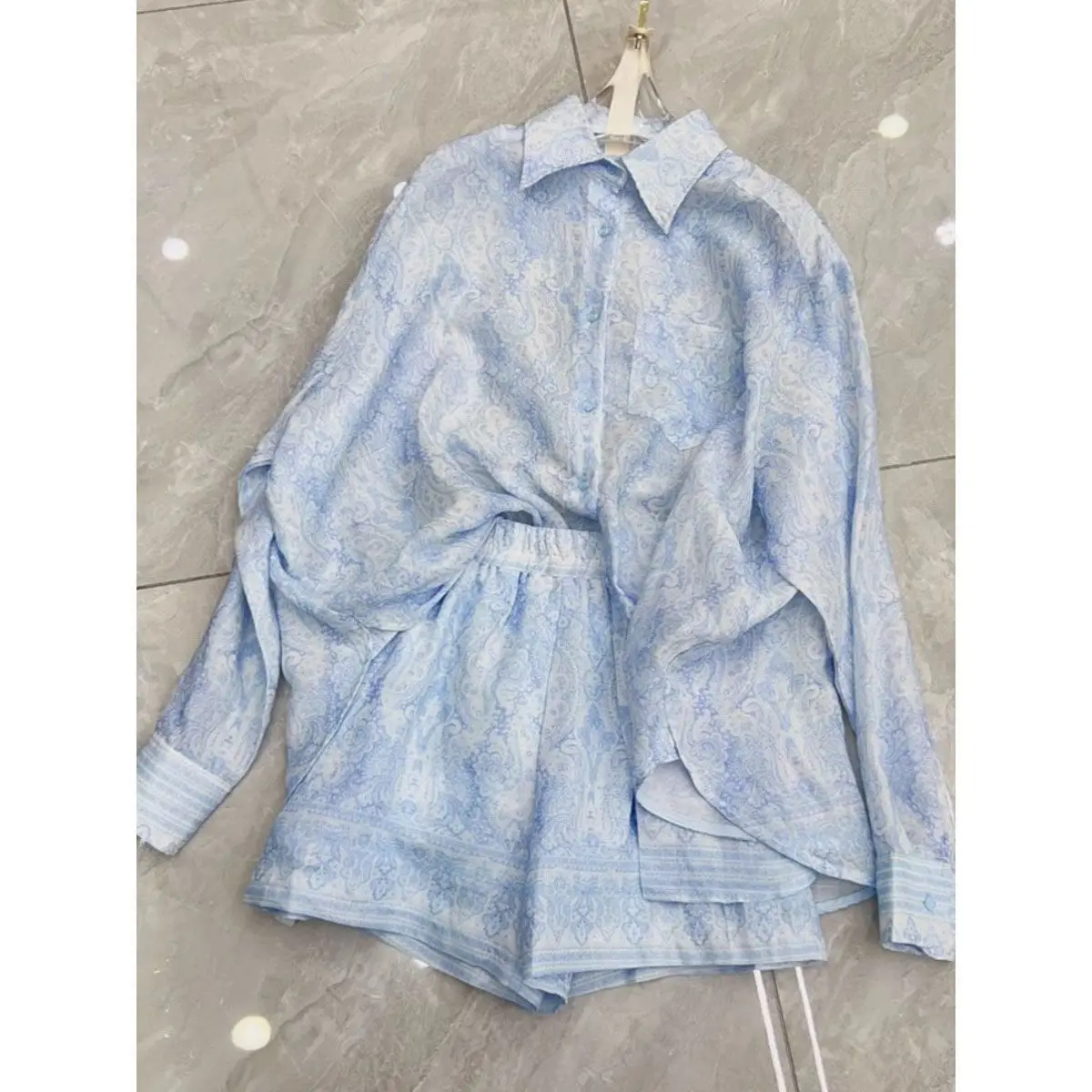 2025 Women Lapel Long-sleeved Thin Age-reducing Blue Sunscreen Single-breasted Shirts High Waist Slimming Shorts Two-piece Set
2025 Women Lapel Long-sleeved Thin Age-reducing Blue Sunscreen Single-breasted Shirts High Waist Slimming Shorts Two-piece Set