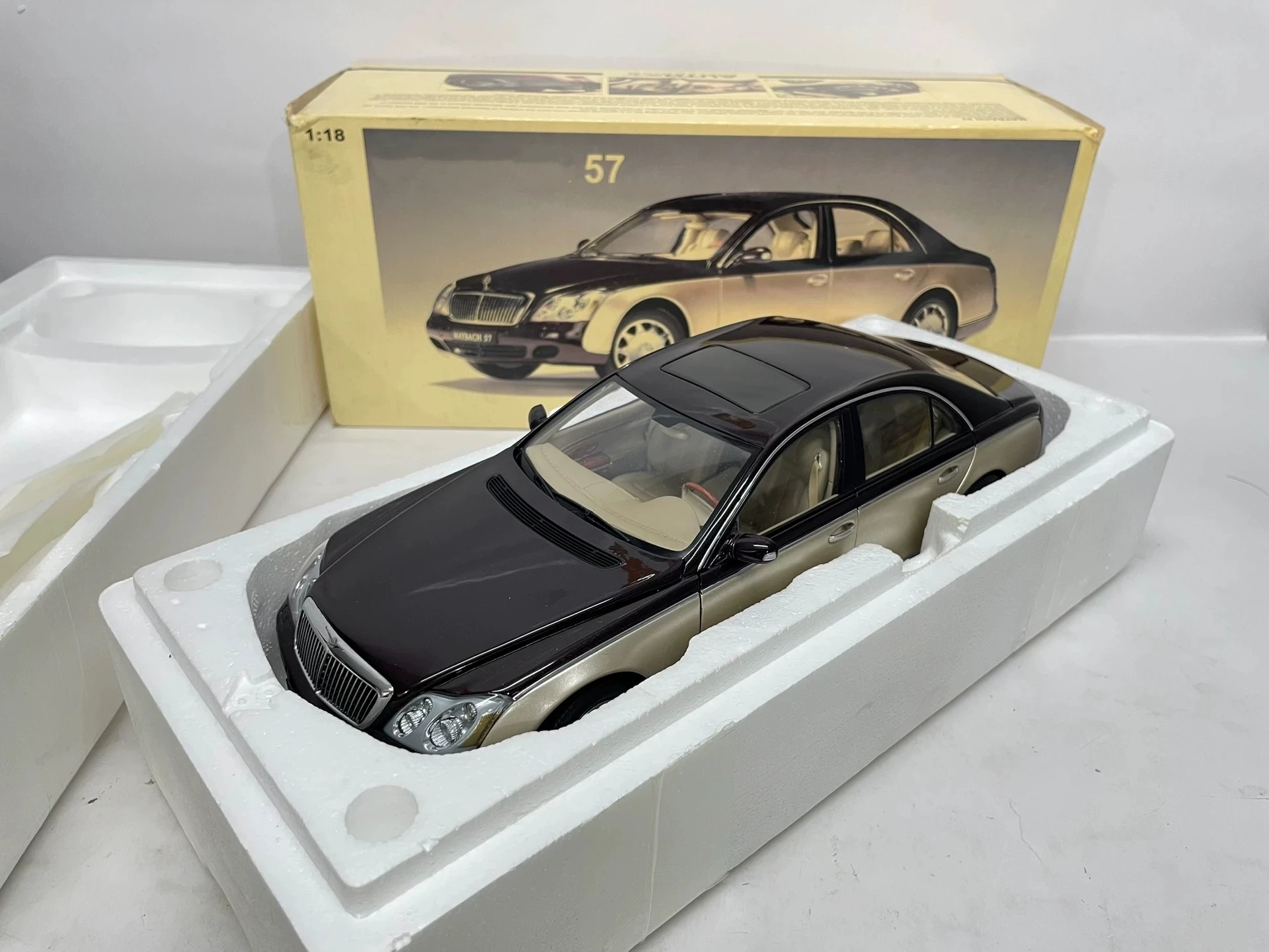 Autoart 1:18 Mayba 57 Red Champagne Simulation Limited Edition All Open Alloy Metal Static Car Model Toy Gift
Autoart 1:18 Mayba 57 Red Champagne Simulation Limited Edition All Open Alloy Metal Static Car Model Toy Gift