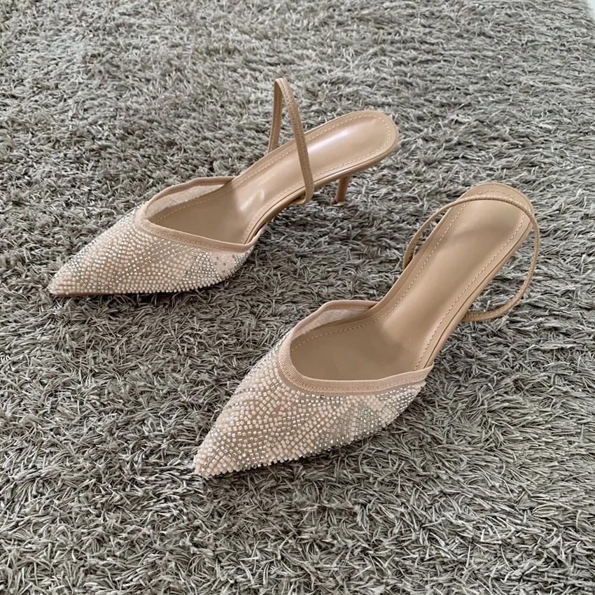 Элегантные свадебные туфли-лодочки 2026 года: модные босоножки на высоком каблуке с острым носком, ремешком сзади и дизайном из бусин
Элегантные свадебные туфли-лодочки 2026 года: модные босоножки на высоком каблуке с острым носком, ремешком сзади и дизайном из бусин