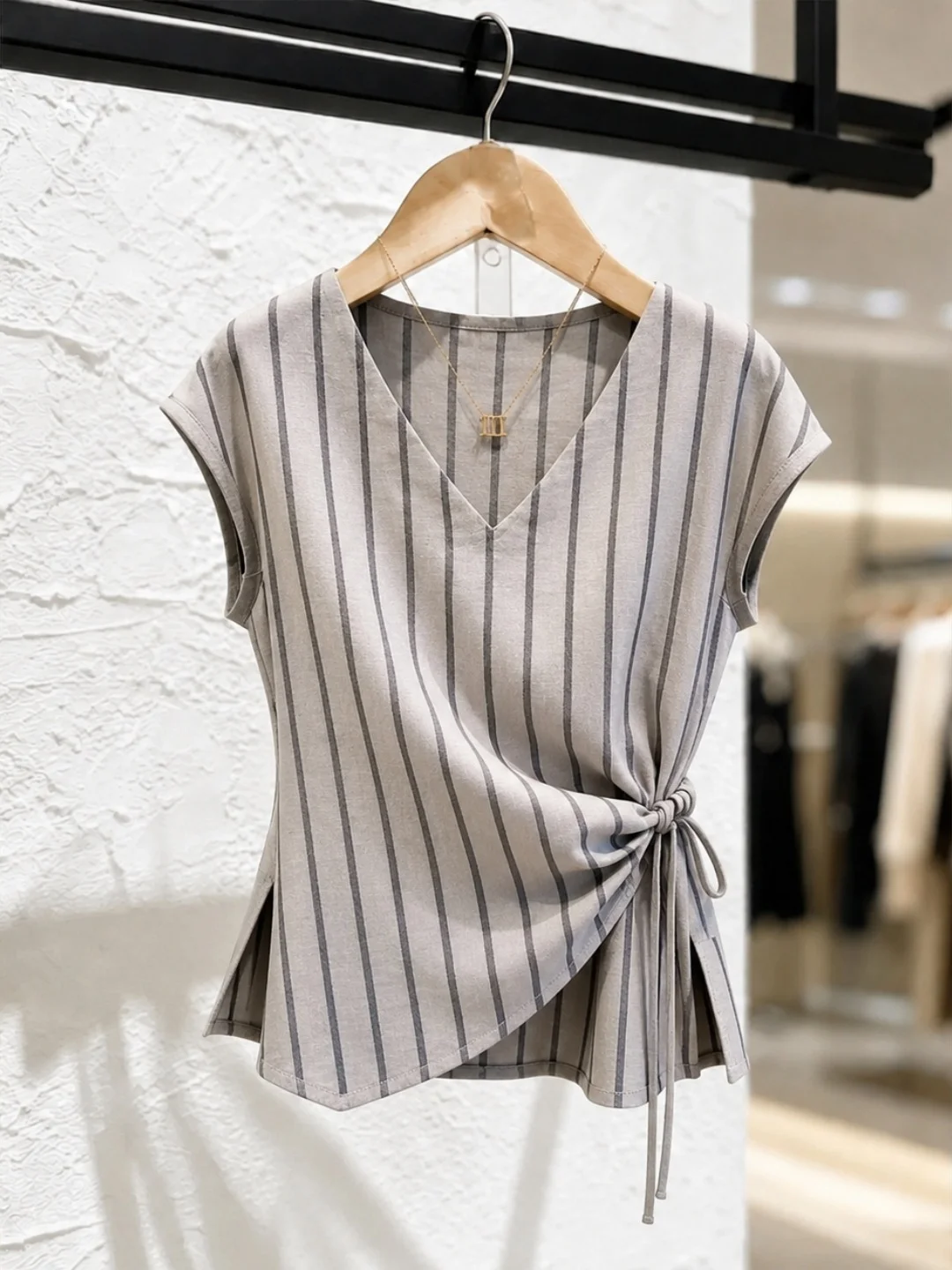 2026 Summer New Style V-Neck Overhead T-Shirt Commute Stripe Color Block Design Sense Top Korean Version Straight Cut
2026 Summer New Style V-Neck Overhead T-Shirt Commute Stripe Color Block Design Sense Top Korean Version Straight Cut