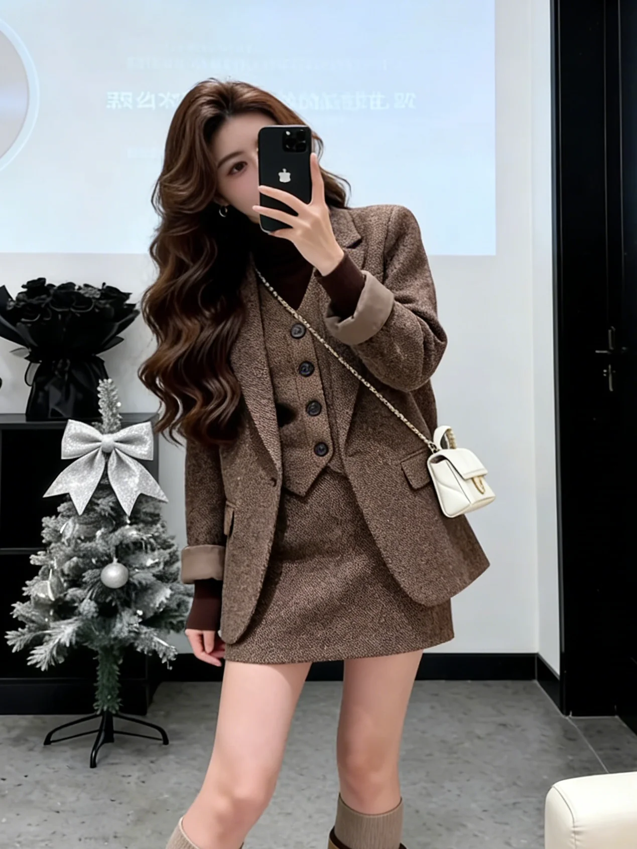 Elegant Autumn Winter Three-Piece Set Vintage Style Suit Jacket Inner Vest Slimming Skirt Professional Commute Fashion Women'...
Elegant Autumn Winter Three-Piece Set Vintage Style Suit Jacket Inner Vest Slimming Skirt Professional Commute Fashion Women'...