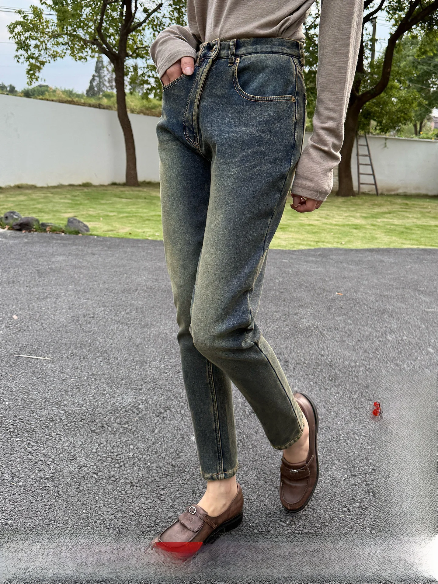 Джинсы из денима с подкладкой Brand Fce, повседневные, с застежкой-молнией на талии, подходят для женщин на все времена года.
Джинсы из денима с подкладкой Brand Fce, повседневные, с застежкой-молнией на талии, подходят для женщин на все времена года.