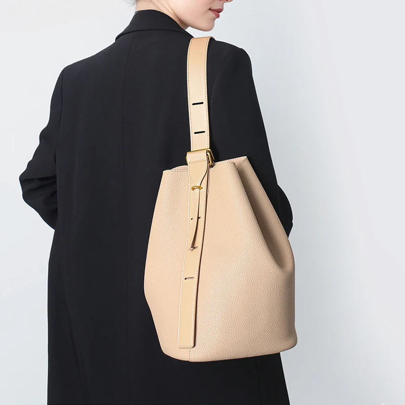 Ladies Cow Leather Daily-use Shoulder Bag Women's Casual Large Capacity Travel Bag Female Portable High Quality Cowhide Handbag
Ladies Cow Leather Daily-use Shoulder Bag Women's Casual Large Capacity Travel Bag Female Portable High Quality Cowhide Handbag