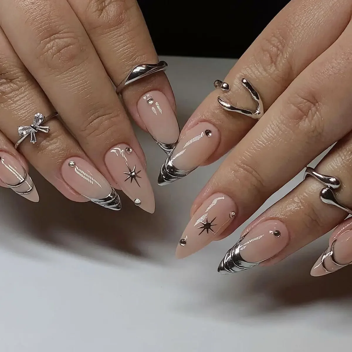 24PCS French Almond Shaped Diamond Studded Removable Nail Patch Silver Glitter Magic Mirror Powder False Nails
24PCS French Almond Shaped Diamond Studded Removable Nail Patch Silver Glitter Magic Mirror Powder False Nails